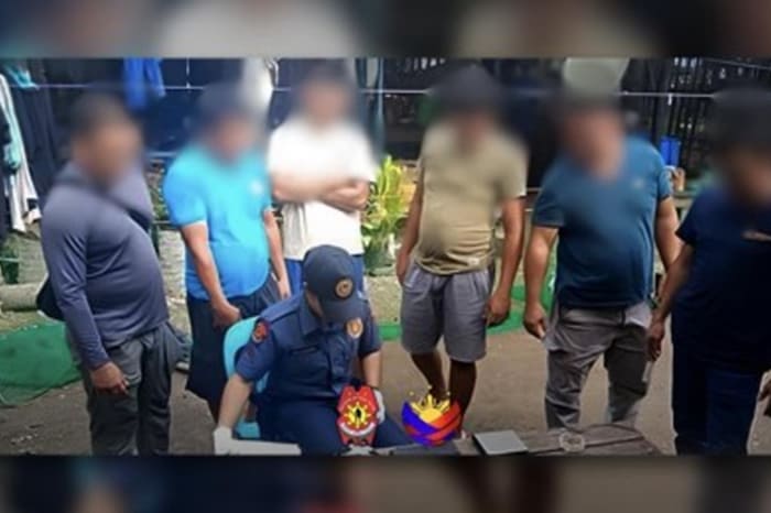 パラワン沖で見つかったコカインを調べる警官