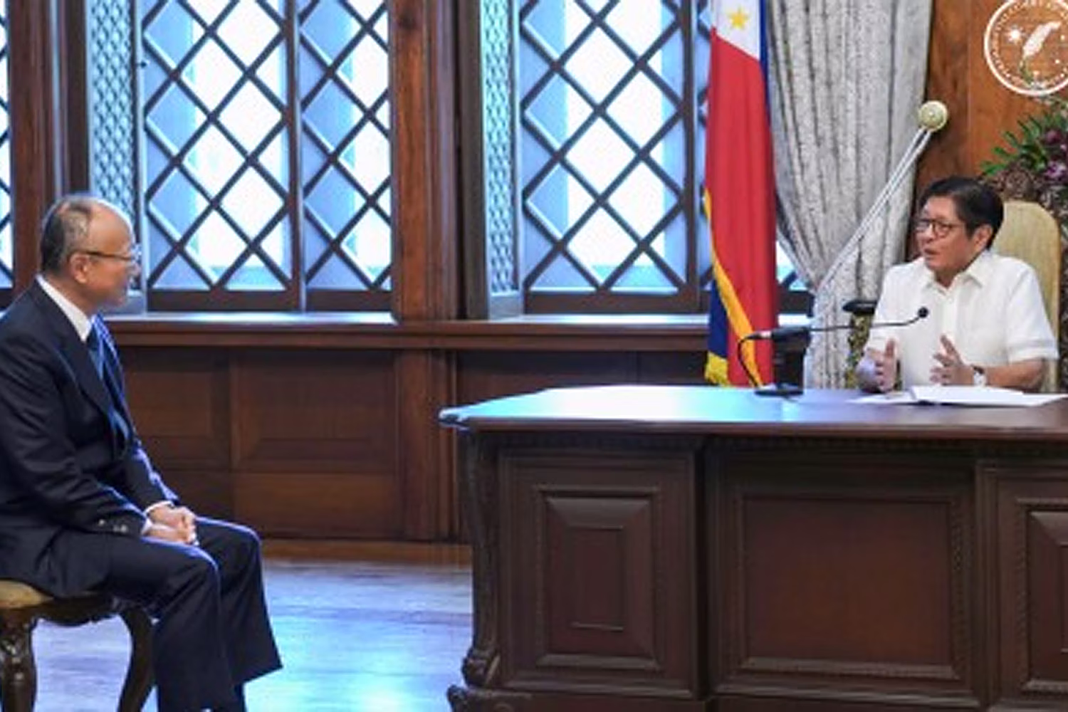 ＡＤＢの神田眞人総裁（左）とマルコス大統領