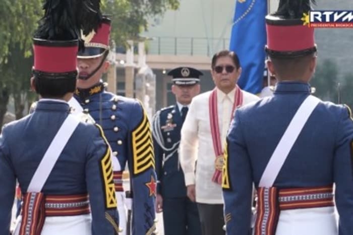 国軍士官学校卒業式に出席したマルコス大統領
