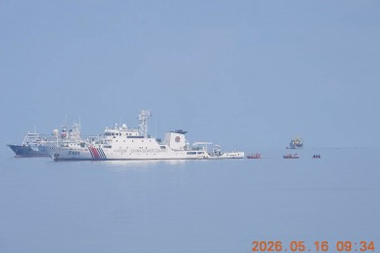 中国海警局の艦船やゴムボートに護衛されて海洋調査を行う「向陽紅33」