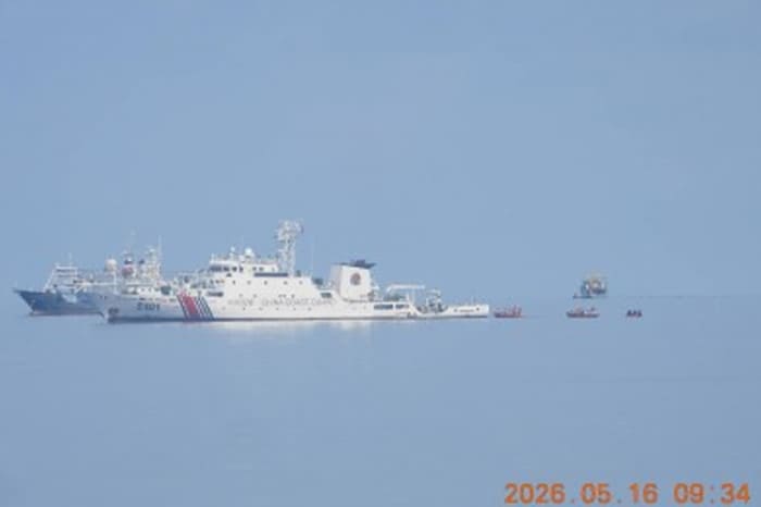 中国海警局の艦船やゴムボートに護衛されて海洋調査を行う「向陽紅33」