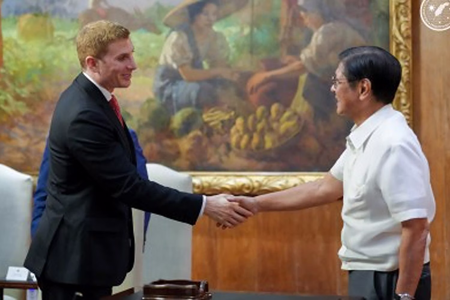 マルコス大統領（右）とヘルバーグ米国務次官