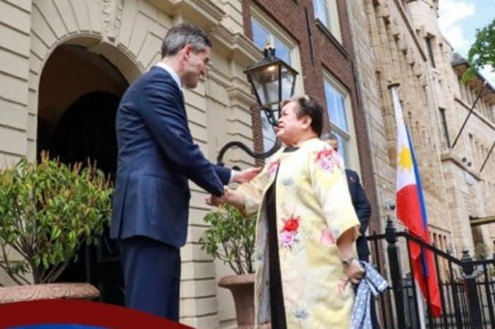 オランダのベレンセン外相（左）とラザロ外相