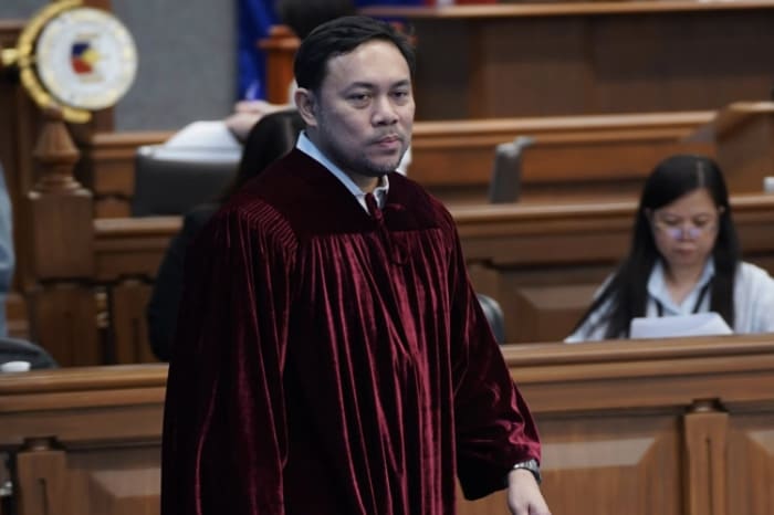 副大統領の弾劾裁判に臨むマーク・ビリヤール上院議員