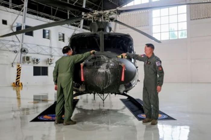 新ヘリコプターの就役式でシャンパンを注ぐアーサー・コルドゥラ空軍司令官（左）とモイセス・ミコール航空機動軍司令官