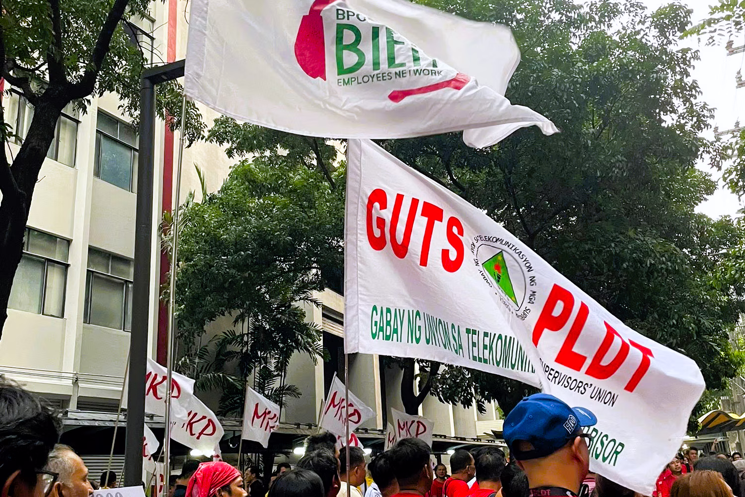 ＢＩＥＮは15日に首都圏マカティ市内で開かれた通信大手ＰＬＤＴ労組の待遇改善要求デモにも参加した（ＢＩＥＮ提供）
