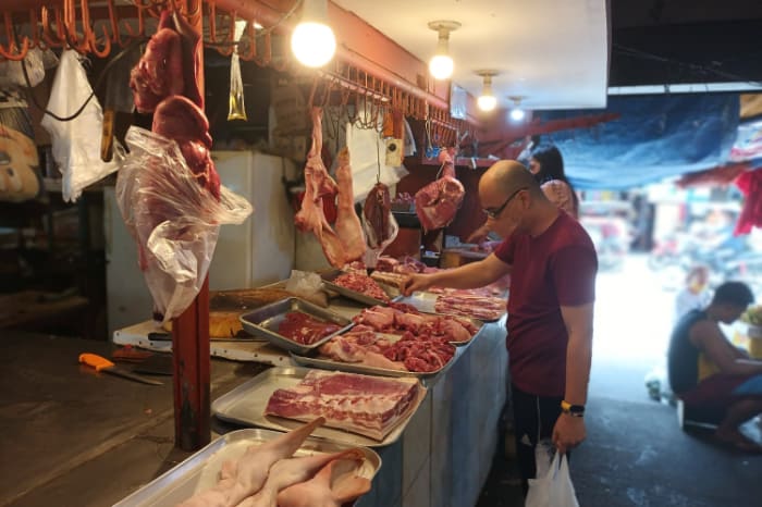 公設市場の豚肉売り場