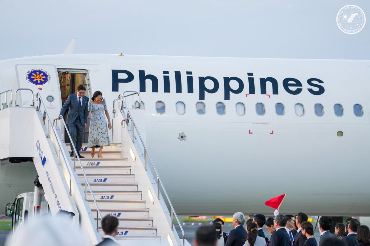 羽田空港に到着したマルコス大統領夫妻