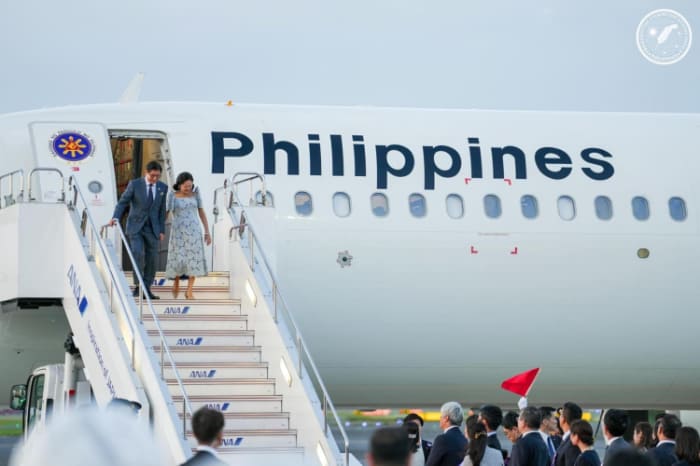 羽田空港に到着したマルコス大統領夫妻