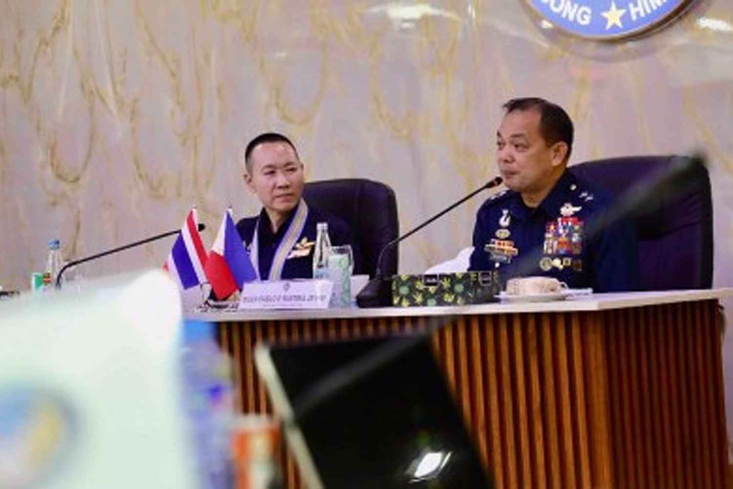比空軍のルストリア副司令官（右）とタイのウィサヌ・ニアムコーム空軍中将