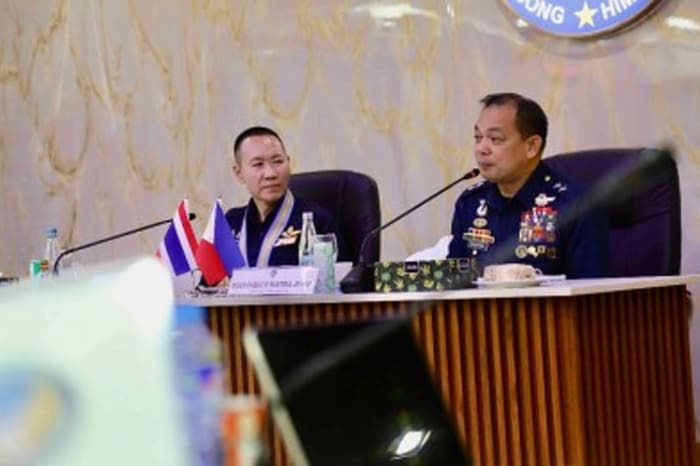 比空軍のルストリア副司令官（右）とタイのウィサヌ・ニアムコーム空軍中将