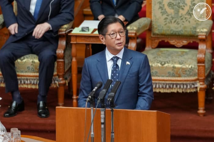 首脳会談に先立ち、国会で演説するマルコス大統領