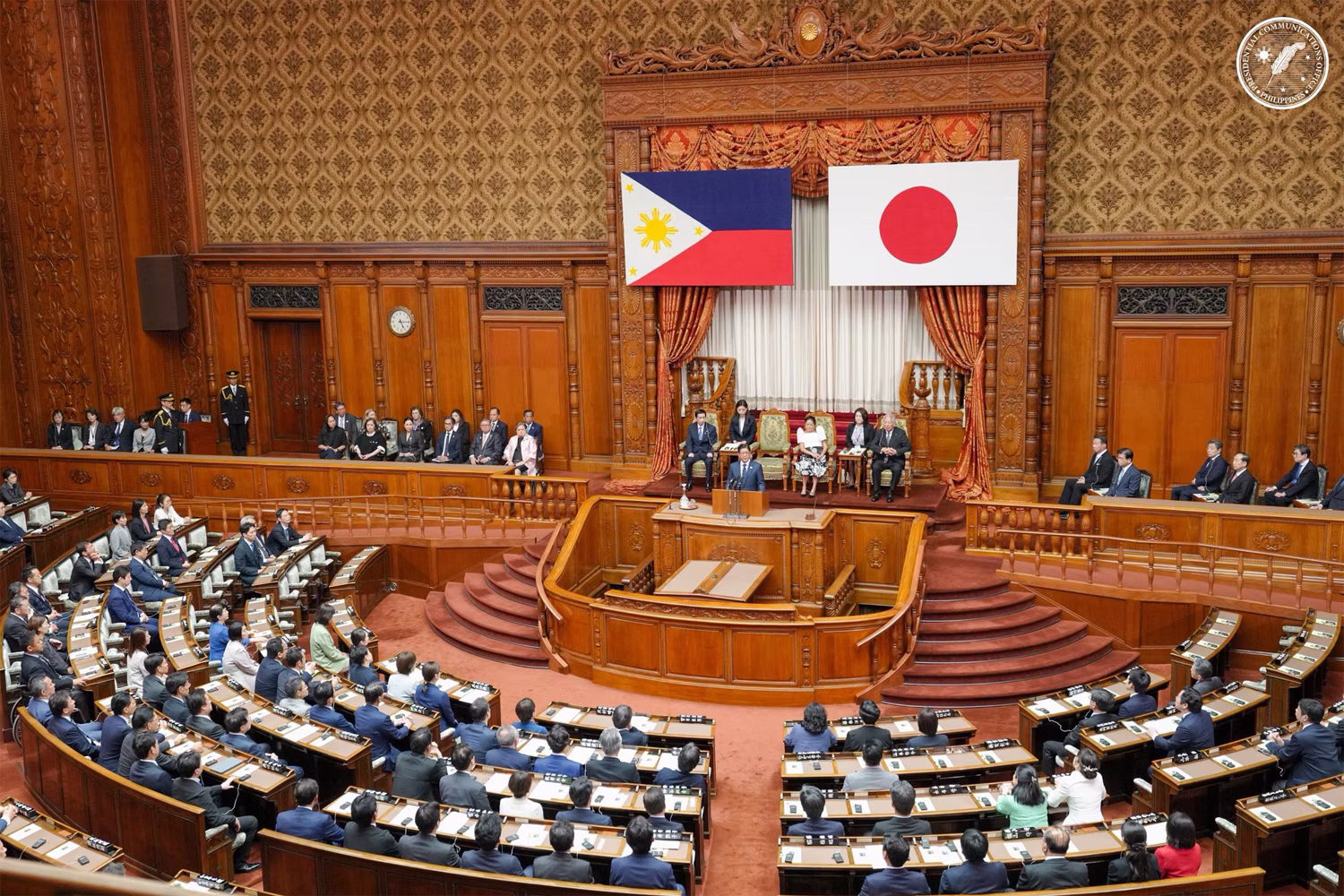 日本の国会で演説するマルコス大統領