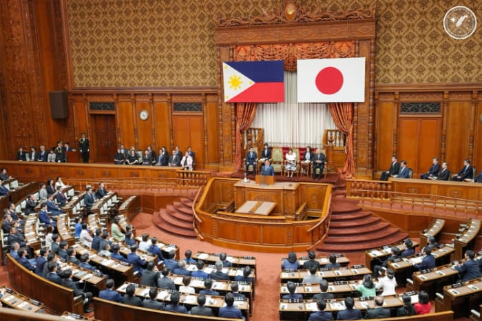 日本の国会で演説するマルコス大統領
