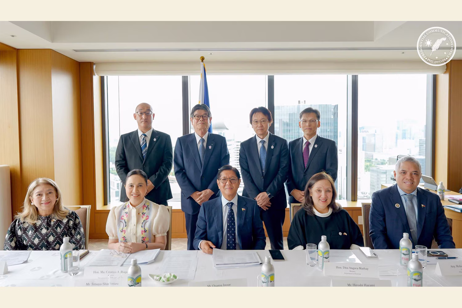 住友電気工業幹部らと会談するマルコス大統領