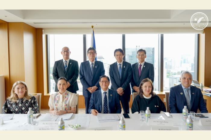 住友電気工業幹部らと会談するマルコス大統領