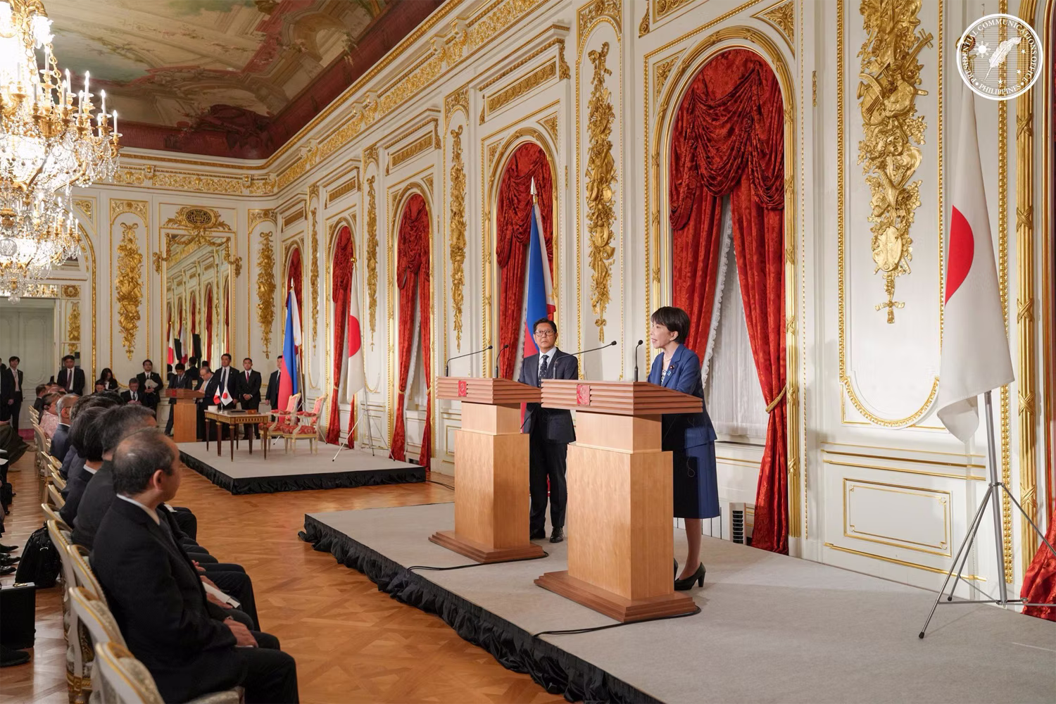 共同声明発表後の記者会見に臨むマルコス大統領と高市首相
