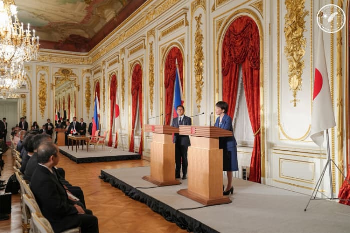 共同声明発表後の記者会見に臨むマルコス大統領と高市首相