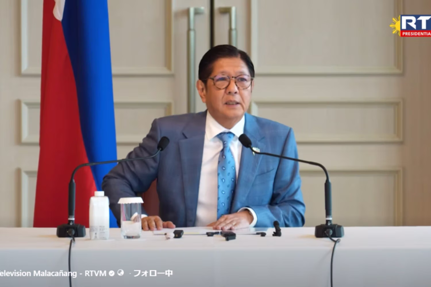 東京で会見を開いたマルコス大統領