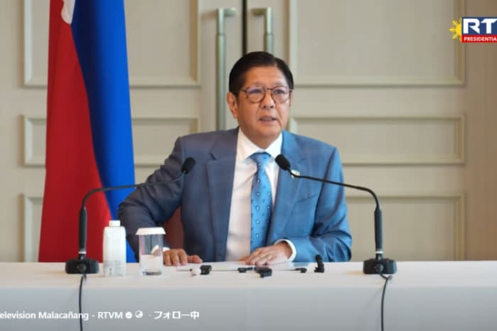 東京で会見を開いたマルコス大統領
