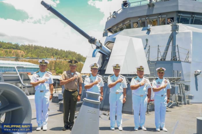 スービック海軍基地で新型哨戒艦に乗る海軍総司令官(左から3人目)ら