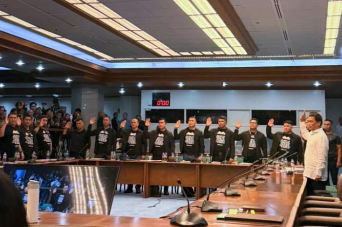 カエタノ派によって開かれた上院公聴会で宣誓をする元海兵隊とされる18人