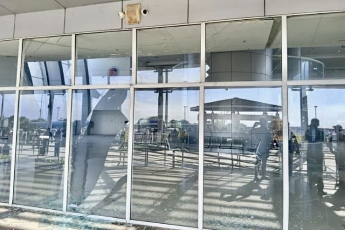 割れた空港ターミナルのガラス外壁