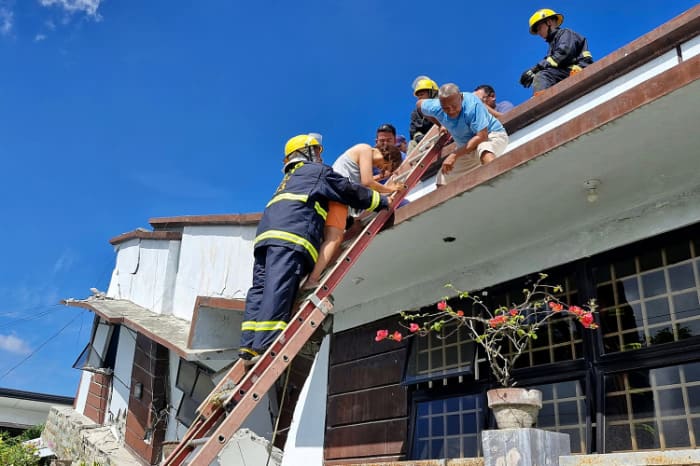 ジェネラルサントス市で崩壊した家屋から救出される住民たち