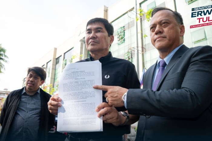 パサイ地裁に告訴状を提出するアーウィン・トゥルフォ議員