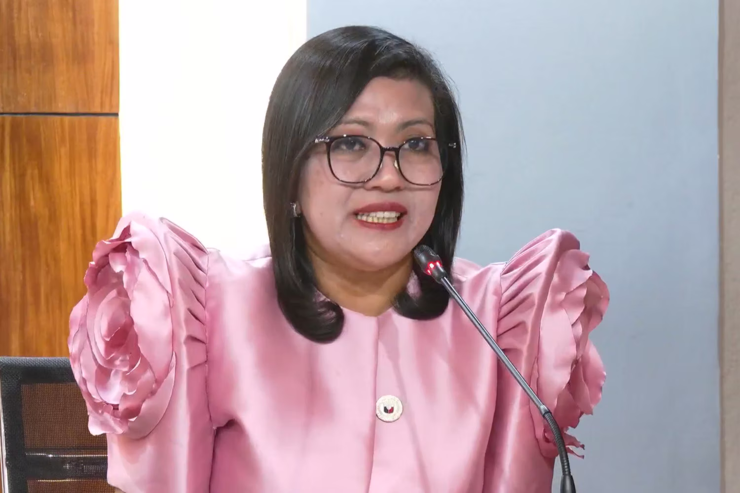 会見を開いた下院主任検事役のルィストロ議員