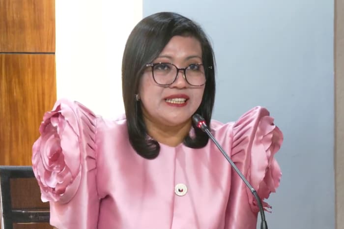 会見を開いた下院主任検事役のルィストロ議員