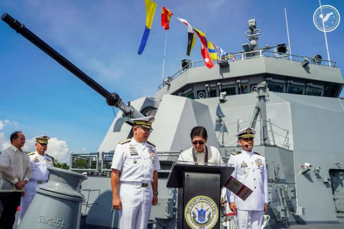 韓国から調達した新型哨戒艦上でスピーチしたマルコス大統領