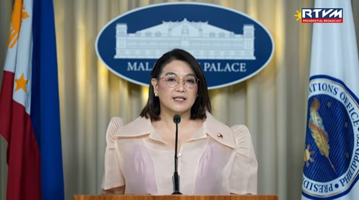 ８日に記者会見を開くカストロ報道官