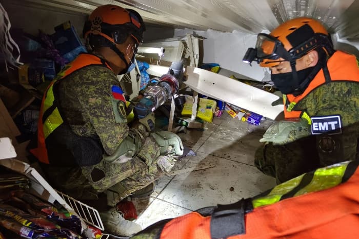 倒壊したスーパーマーケットで救助探索活動を行う陸軍部隊