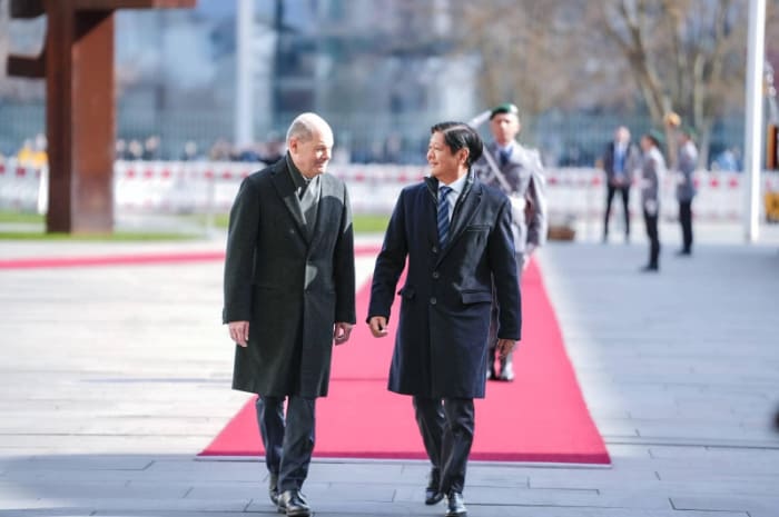 ２０２４年にドイツを訪問し、シュルツ前首相（左）と会談したマルコス大統領