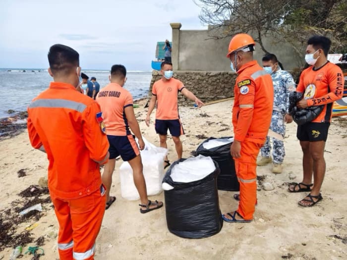 流出した油を回収する比沿岸警備隊