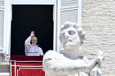 14日に聖ペドロ広場でお告げの祈りを捧げるローマ教皇レオ14世