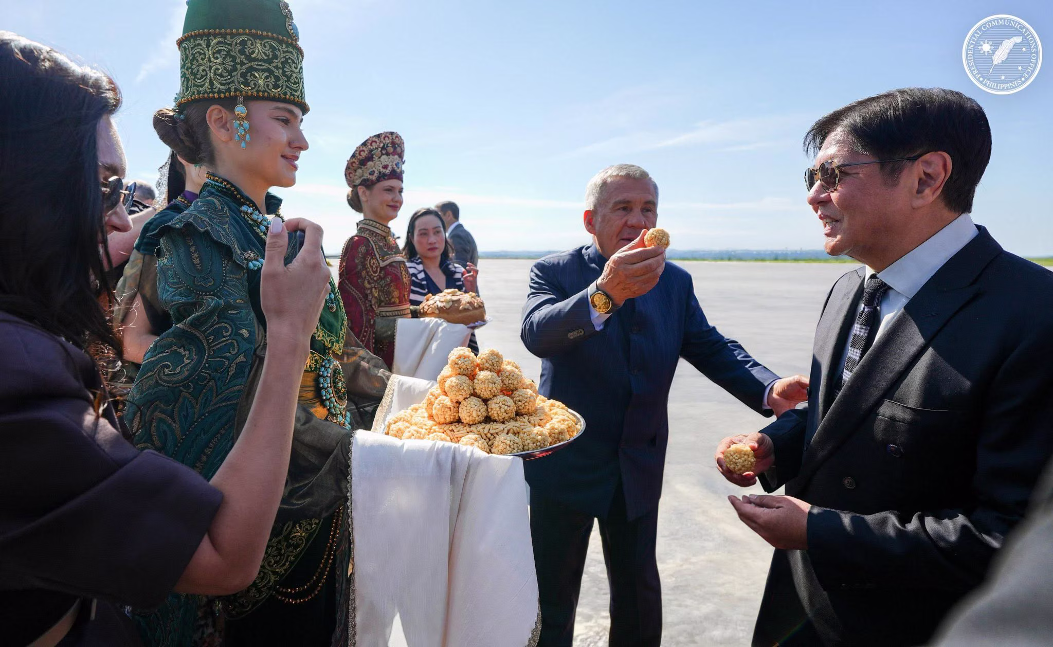 カザンに到着したマルコス大統領（右）には、タタールスタンの伝統菓子チャクチャクでもてなしを受けた
