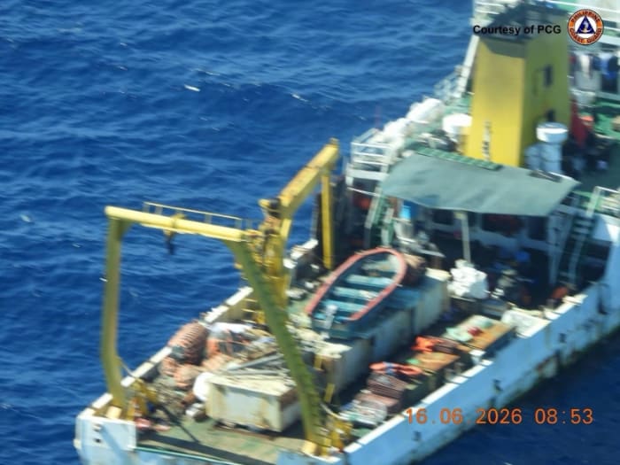 解体され、中国調査船の後方甲板に積まれた浮体物