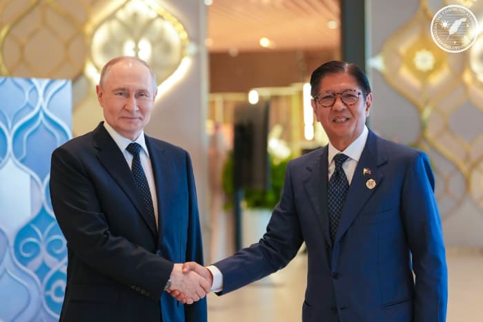 首脳会談を行ったマルコス大統領(右)とプーチン大統領
