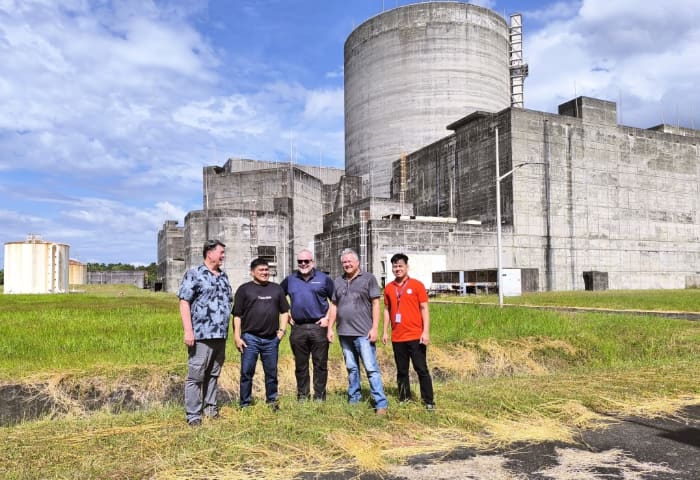 バタアン原発で写真をとる観光客
