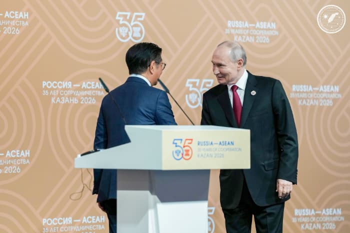 18日にＡＳＥＡＮ議長としてプーチン大統領（右）と共同記者会見を行ったマルコス大統領