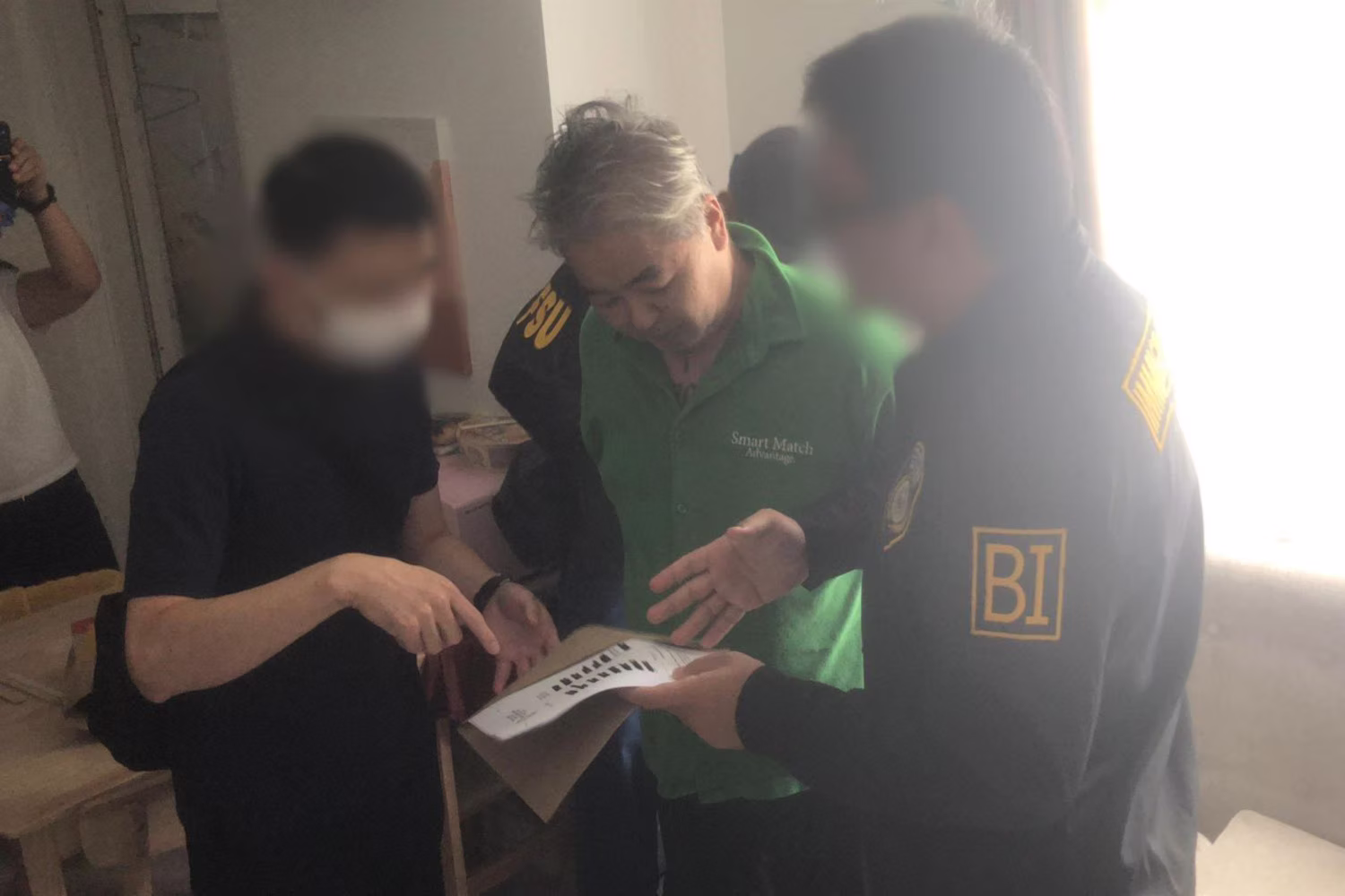 拘束される井上容疑者