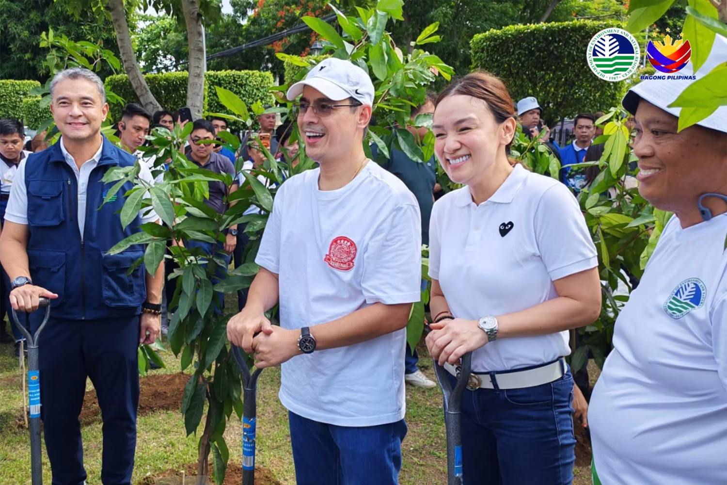 マニラ市での植樹デー中央式典に参加した（左から）クナ環境天然資源相、モレノ市長、アティエンサ副市長