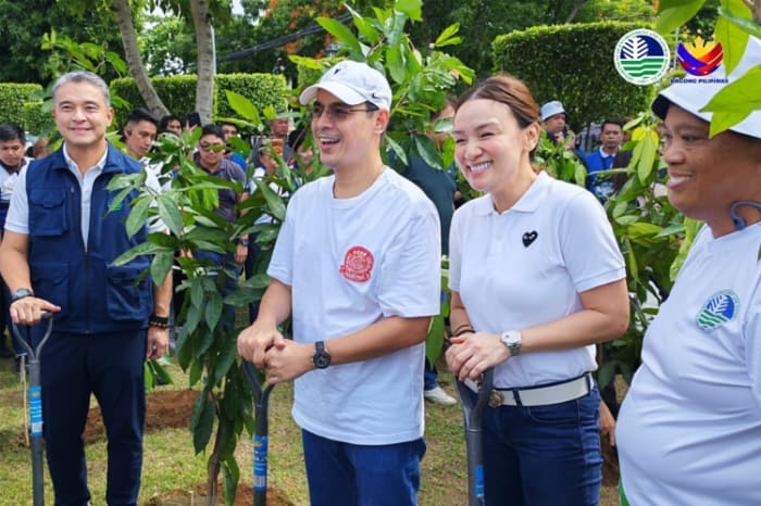 マニラ市での植樹デー中央式典に参加した（左から）クナ環境天然資源相、モレノ市長、アティエンサ副市長
