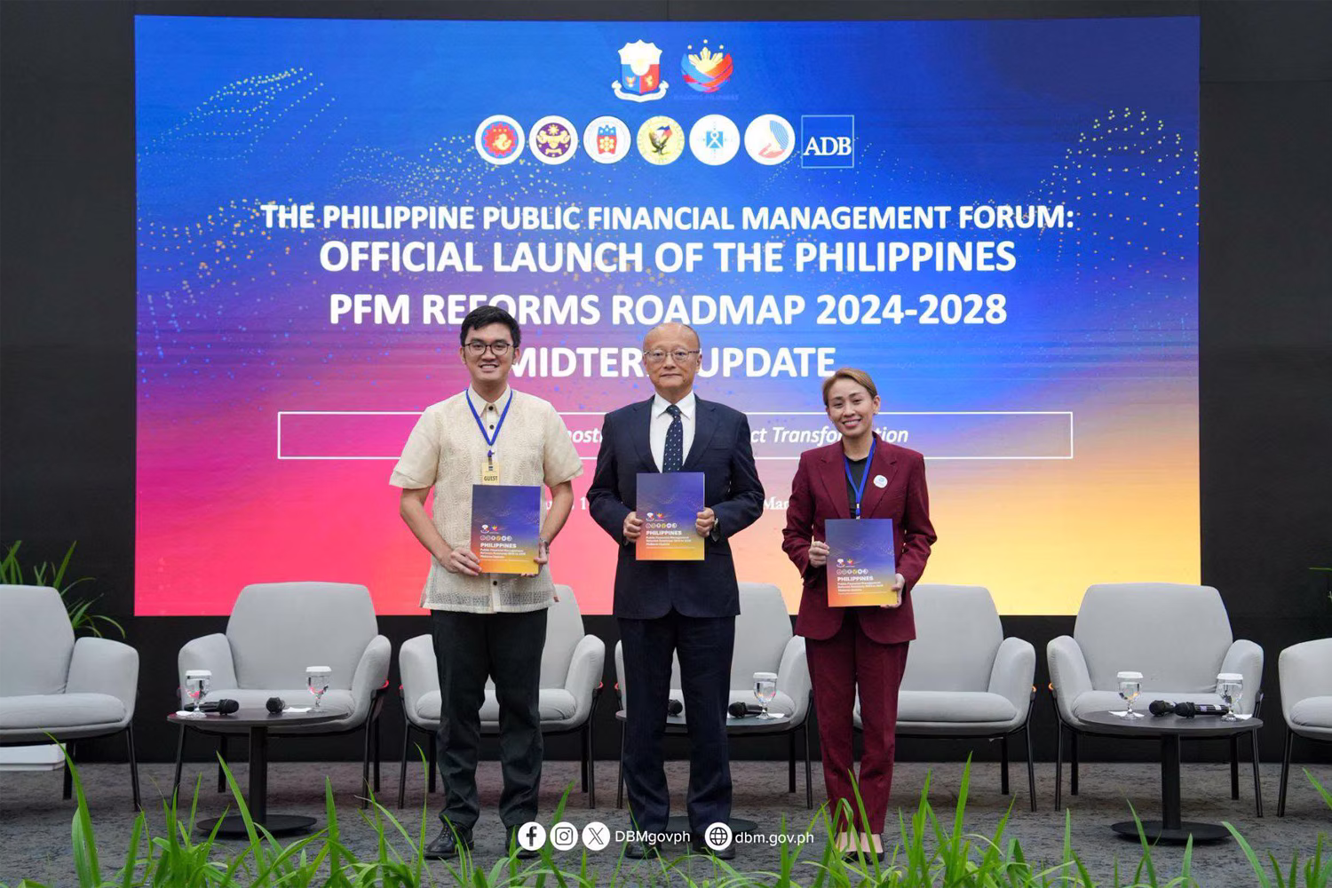 「フィリピン公的財務管理（ＰＦＭ）フォーラム」に出席した予算管理省のデレオン大臣（左）