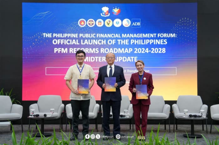 「フィリピン公的財務管理（ＰＦＭ）フォーラム」に出席した予算管理省のデレオン大臣（左）