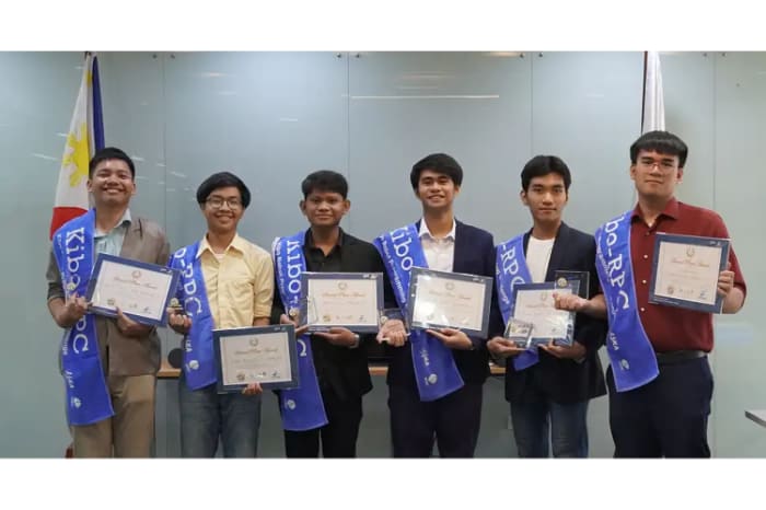 「きぼうロボットプログラミングチャレンジ」の決勝大会で３位入賞した比代表チーム「インフレクション・ポイント」