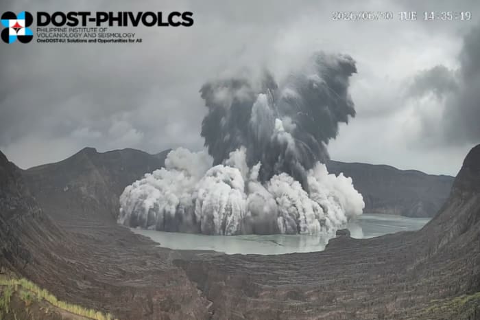タール火山で発生した水蒸気爆発