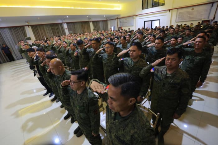 敬礼する比陸軍の隊員ら